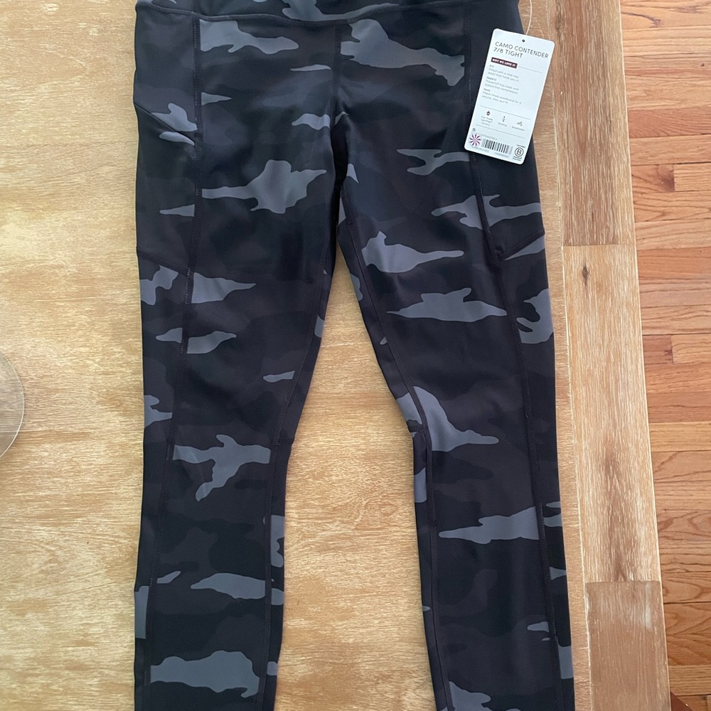 Athleta Camo Contender 7/8 Tight size Small